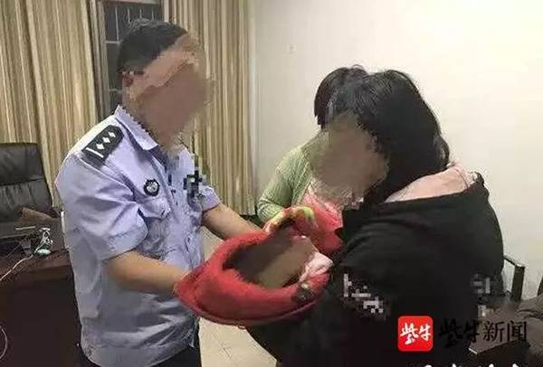 警方将被拐卖女婴交还给其家人