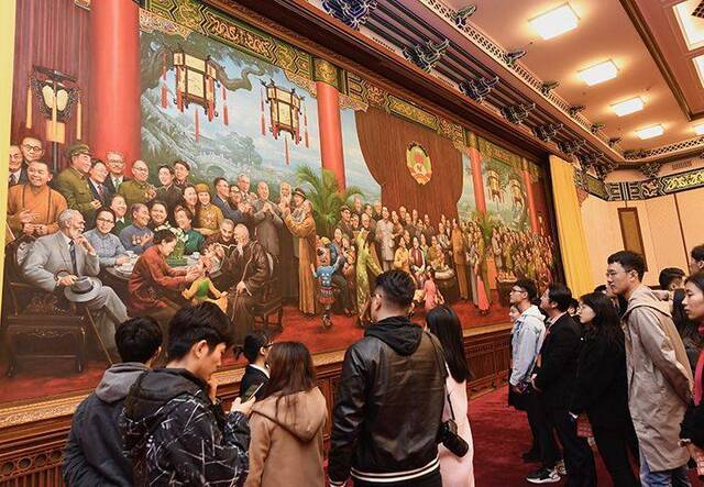观众参观新年茶话会会场，观看全国政协大型壁画。