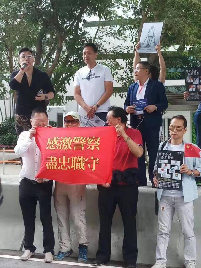 香港发起“支持港警止暴制乱”活动 外国人也参加