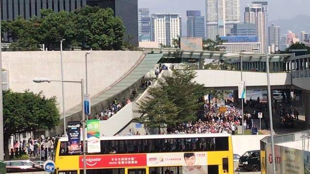 香港发起“支持港警止暴制乱”活动 外国人也参加