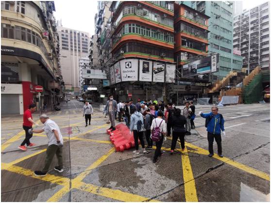 16日清晨又有香港市民自发清理路面(图)