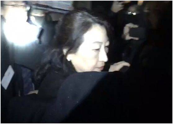 香港律政司司长郑若骅14日在伦敦遭遇暴徒包围，她在混乱中跌倒，后被护送离开。（图源：香港“东网”）
