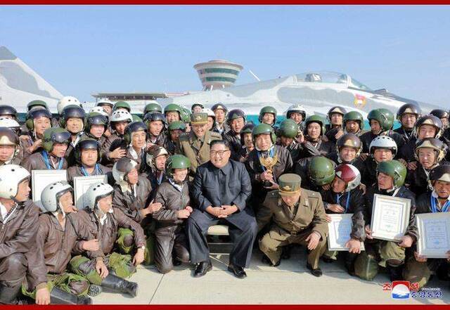 （金正恩观摩朝鲜空军飞行大赛。图源：朝中社）