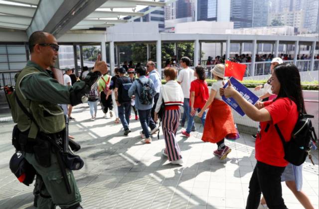 香港市民自发上街“撑警”，英媒拍到警民偶遇时暖心一幕。（图源：路透社）