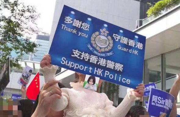 香港市民拖家带口上街“撑警”。