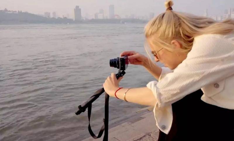 ▲Amy在拍摄长江。（视频截图）