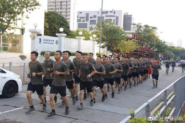 好帅 驻港部队协助清理路障获市民点赞