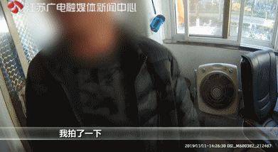 男子看完视频伸出咸猪手:摸你屁股咋了还能坐牢吗