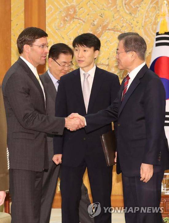 美国国防部长埃斯珀（左）与韩国总统文在寅（右）图/韩联社