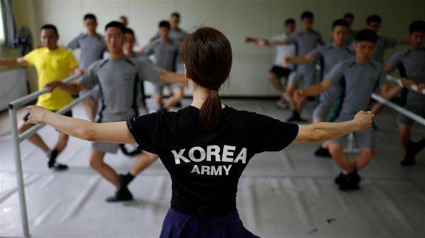 资料图：韩国军人跟着老师学跳芭蕾舞。