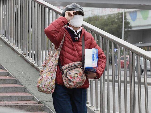 大风黄色预警傍晚风卷沙夜间气温降入冰点