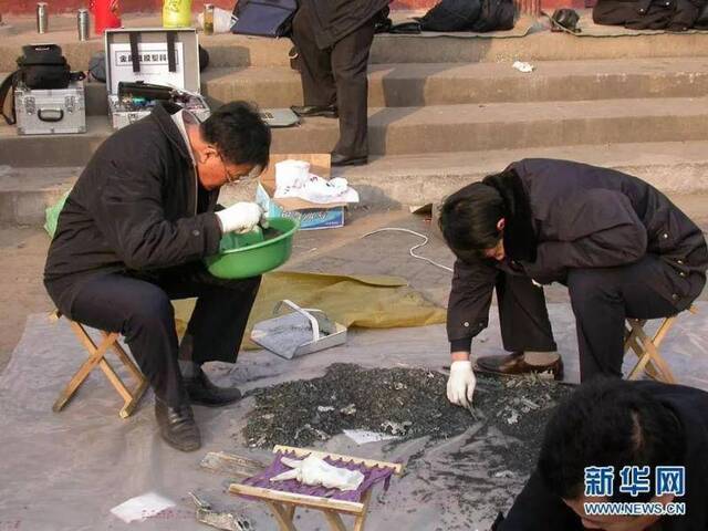 乌国庆‘左’查找鄢陵县爆炸案的爆炸碎片