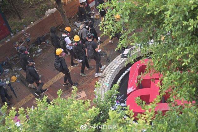 港警再次呼吁暴徒放下武器 和平有序离开理大校园