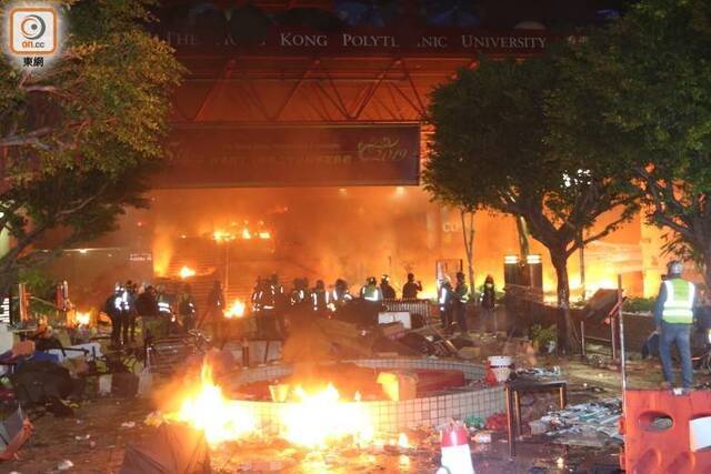 暴徒占据香港理工大学校园（图源：香港“东网”）
