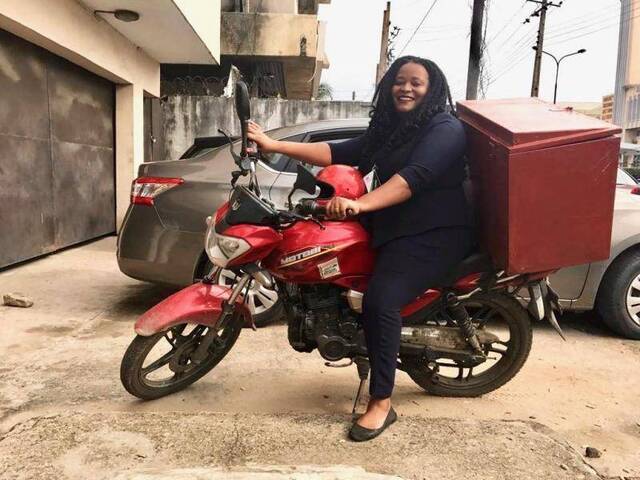 ▲ Giwa-Tubosun和她的“生命银行”公司运输血包的摩托车。图据ONECampaign