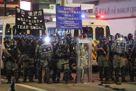 在非法集会现场，香港警察提前举旗警告