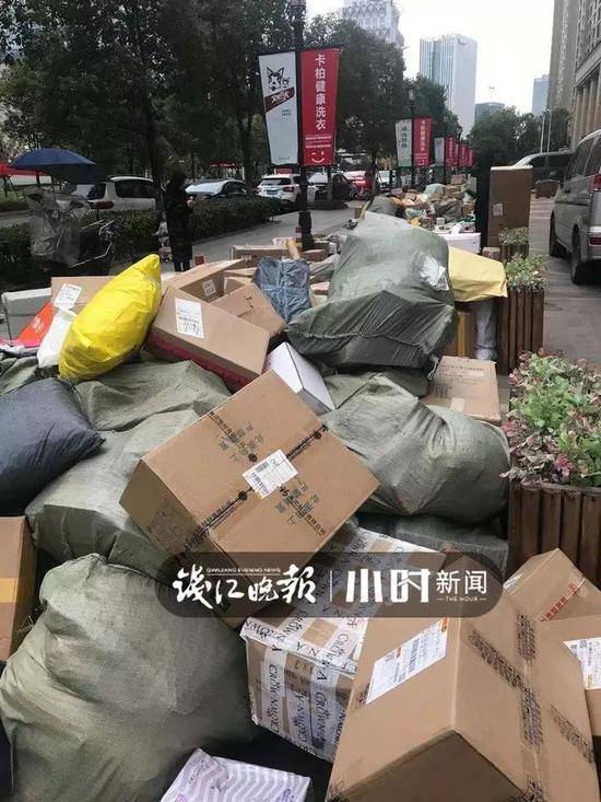 快递小哥跑路 杭州一小区门口上千快件堆积如山