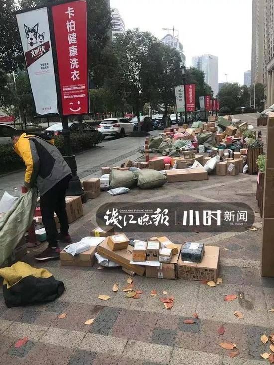 快递小哥跑路 杭州一小区门口上千快件堆积如山