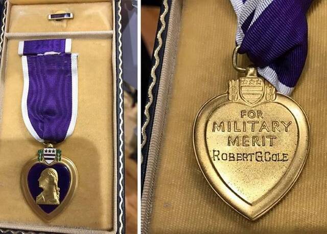 美国妇人在纽约州长岛枪械展览会无意买到珍贵二战紫心勋章原本属于陆军中尉Robert G. Cole