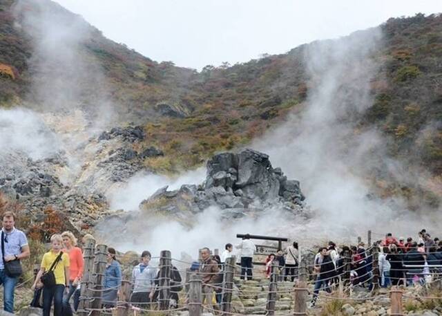 日本神奈川县箱根山因火山活动引发的地震加剧封闭近半年观光胜地大涌谷重开