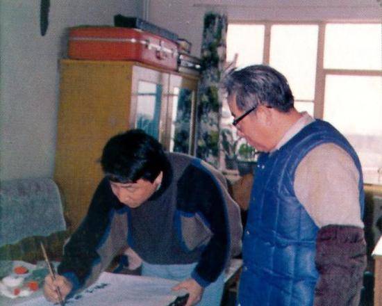 1987年，姜昆和父亲练书法