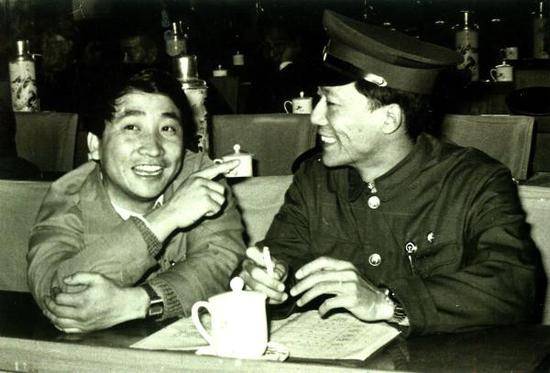 姜昆与侯跃文（右）摄于四届文代会
