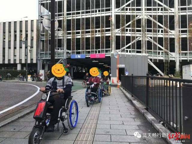 ↑乘坐电动轮椅同行人图据蓝天畅行助残服务社