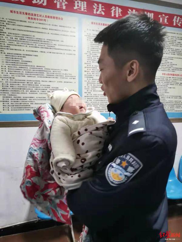 当晚处警民警兰龙江抱着女婴