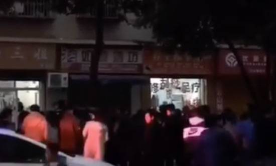 事发后，店铺周边被警戒线封锁。网传视频截图