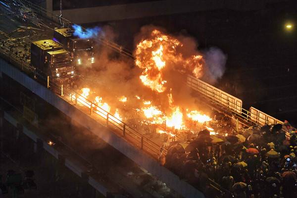 香港警方装甲车日前遭暴徒投掷燃烧弹击中，全车着火。（图源：香港新闻网）