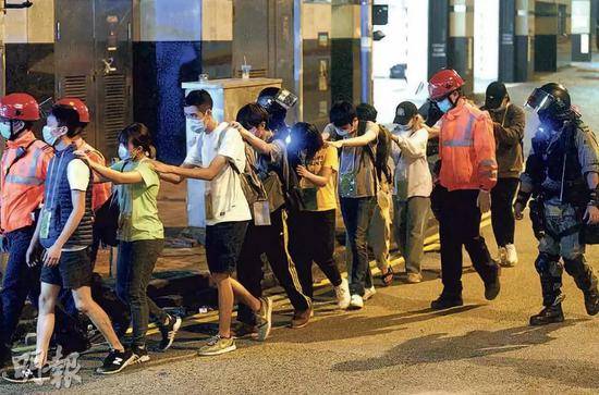 这一天 关于香港的消息都挺意味深长