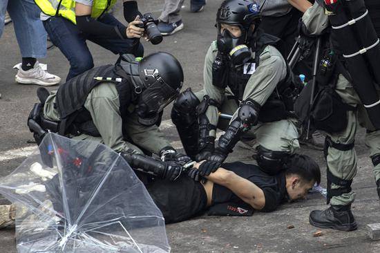 香港警方18日在理大附近拘捕多名暴力示威者。（图源：橙新闻）