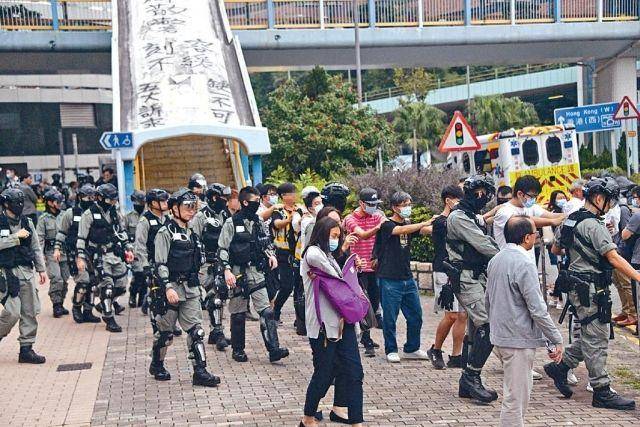 有蒙面暴徒欲冲出香港理大 全被警察追截拘捕