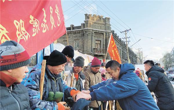 百副手套百件棉衣送给清冰雪队伍