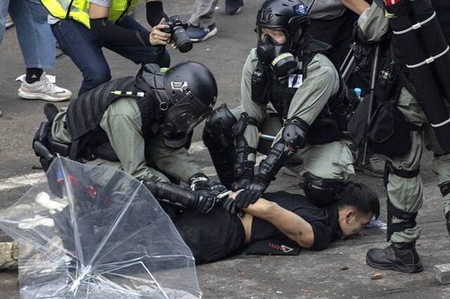 18日，香港警方在港理工附近拘捕多名暴力示威者。（橙新闻）