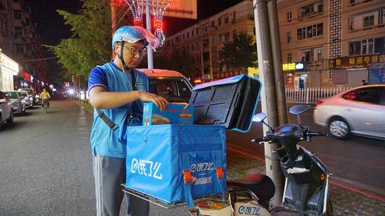 点亮城市“夜经济”的饿了么外卖小哥。