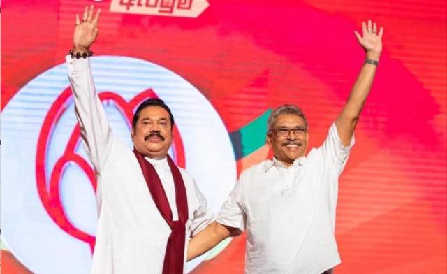 △左侧（红围巾）为新任命总理马欣达，右侧为斯新总统戈塔巴雅