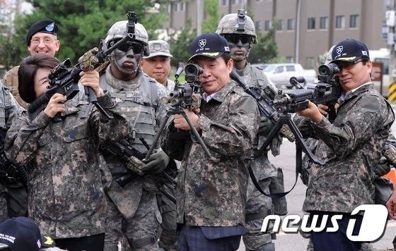 韩国官员访问驻韩美军基地，持枪体验（news 1）