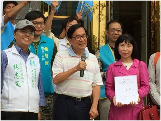 陈水扁（前中）同意“一边一国行动党”将他列不分区“立委”名单（图片来源：台湾“中时电子报”）