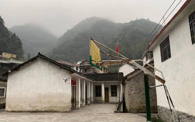 八个孩子和一条山路