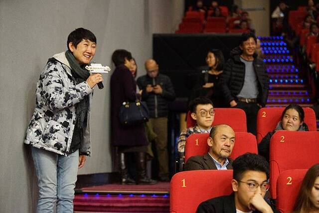 纪录电影《变化中的中国》点映 三代师生观影笑中带泪
