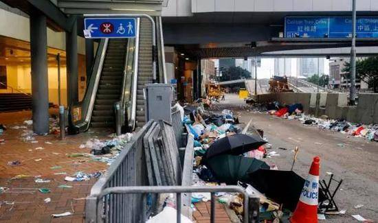 暴力后的香港街道（图源：港媒）