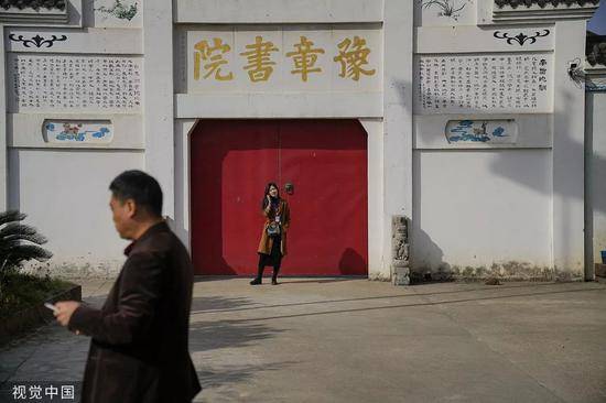 2017年11月5日，南昌，豫章书院外院等待与孩子见面的家长。图片来自视觉中国