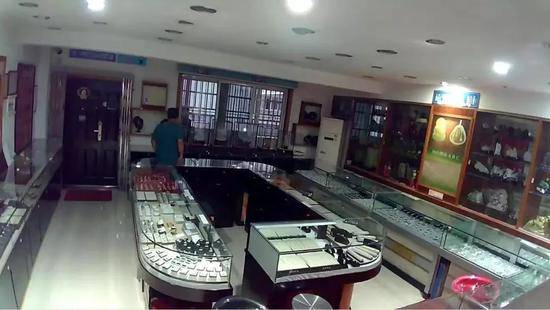 2019年5月，吴军豹来到陆伟家的珠宝店，图为监控录像摄下的画面。受访者供图