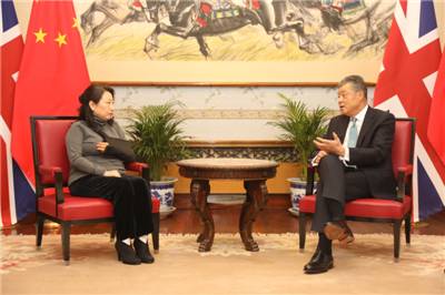 刘晓明（右）会见郑若骅（图片来源：中国驻英国大使馆网站）