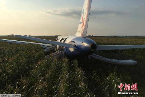 力挽狂澜避免空难！普京向涉事飞行员授俄英雄奖章