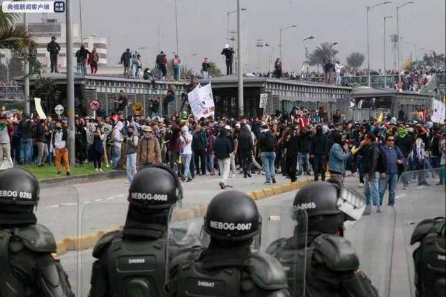 哥伦比亚多地爆发抗议游行 警方逮捕36名暴力分子