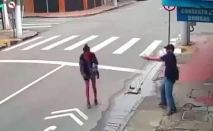 巴西里约流浪街头女子向路人讨1块钱买饭谁知对方二话不说掏出手枪将她击毙