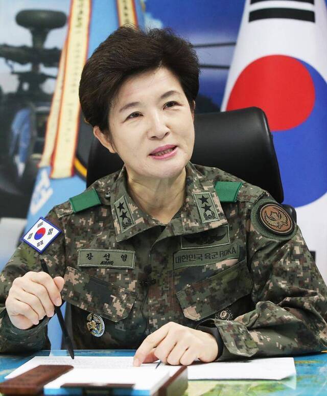 韩国陆军航空作战司令部首位女司令上任(图)