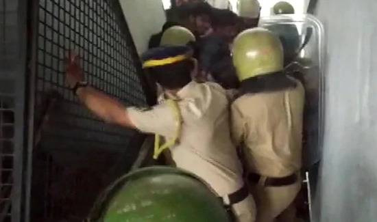 游行人士与警方爆发冲突（新德里电视台）